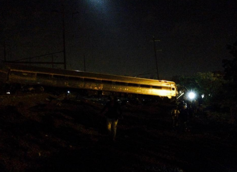 В США перевернулся пассажирский поезд, есть жертвы (ФОТО)