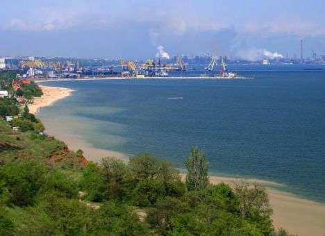В Мариуполе минируют пляжи и боятся купаться