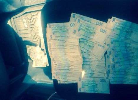 Аваков показал чиновника из Минюста, получившего взятку в 70 тыс. гривен (ФОТО)