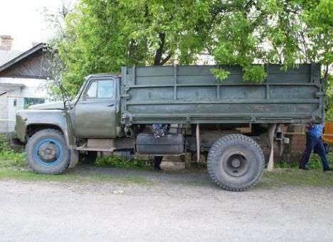 Грузовик въехал в толпу детей, есть жертвы (ФОТО)
