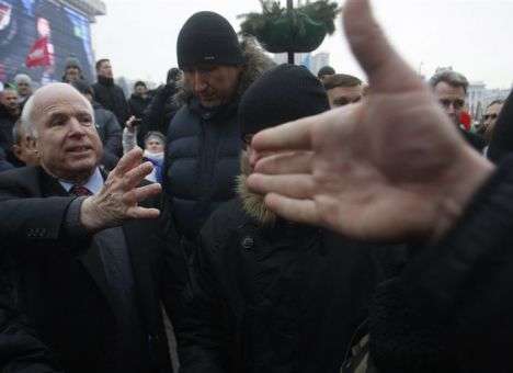 Сенатор Маккейн отклонил приглашение Порошенко