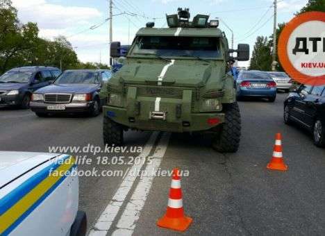 В центре Киева броневик протаранил два авто (ФОТО)