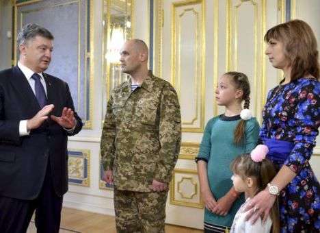 Порошенко наградил «киборга» Кузьминых (ФОТО)