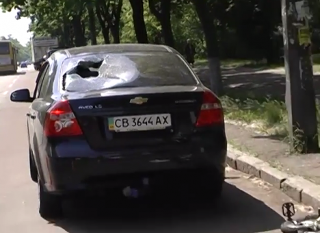 В Киеве велосипедист головой влетел в салон припаркованного авто (ФОТО, ВИДЕО)