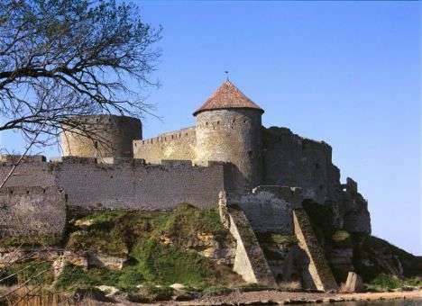 К знаменитой крепости на Одесчине подбирается вода