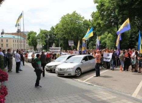 Львовяне митинговали против Порошенко и требовали особый статус (ФОТО)