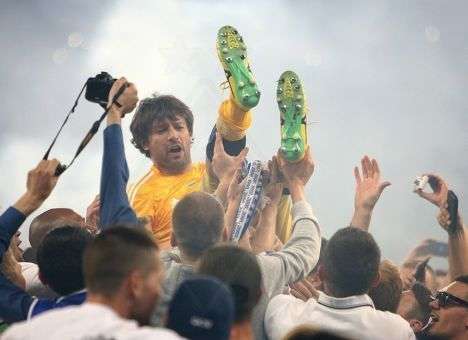 Как болельщики ломали и топтали НСК «Олимпийский» (ВИДЕО)