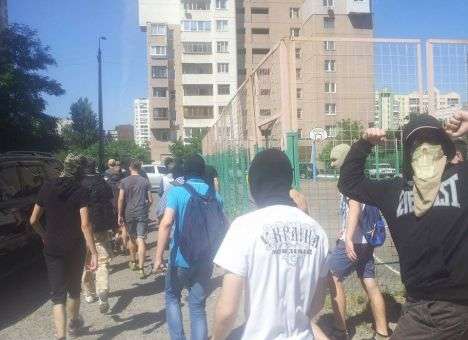 Во дворах участников Марша равенства ждали молодчики с битами, - СМИ (ФОТО)