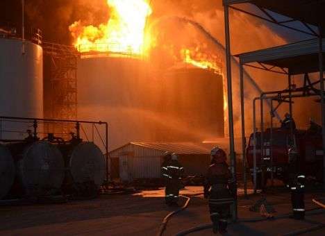 Пожар под Киевом охватил еще больше резервуаров с топливом и унес первую жизнь