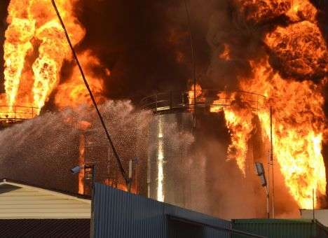 На пылающей под Киевом нефтебазе звучат взрывы, - СМИ
