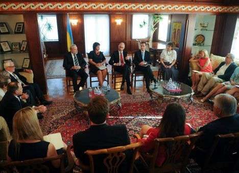 Яценюк рассказал американцам об украинских реалиях