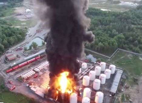 Как начинался ад: В Сети опубликованы кадры начала масштабного пожара на нефтебазе (ВИДЕО)