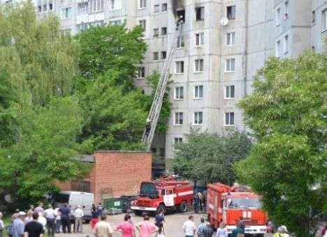 В Ровно из-за пылающей кухни эвакуировали целые этажи многоэтажки (ФОТО, ВИДЕО)