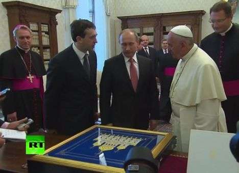 Папа римский подарил Путину медальон с ангелом