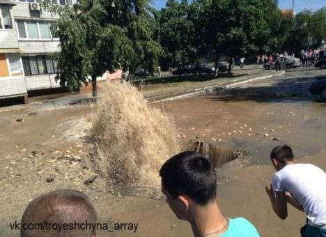 В Киеве из-под асфальта «вырос» фонтан