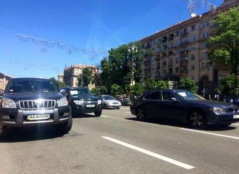 Владельцы МАФов показали Кличко свои роскошные авто (ФОТО)
