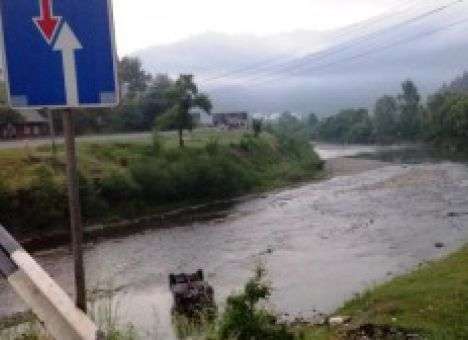 На Закарпатье авто слетело в реку, есть жертвы (ФОТО)
