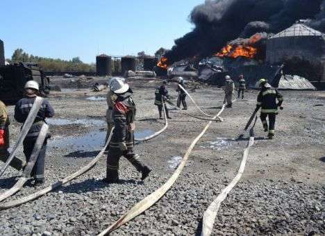 Ветер несет дым от вновь вспыхнувшего пожара на нефтебазе в сторону Киева, - мэр Василькова