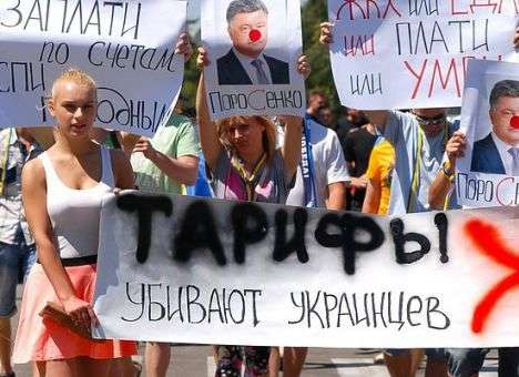 В центре Днепропетровска перекрыли дорогу - активисты требуют отставки Порошенко (ФОТО)