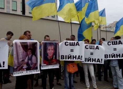 Под посольством США требовали выгнать американских военных из Украины (ФОТО)