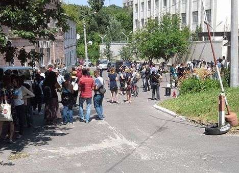 Вышедшего на свободу подозреваемого в убийстве Бузины носят на руках (ФОТО)