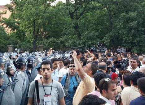 Что сейчас происходит в Ереване: военная техника и живой щит (ФОТО)