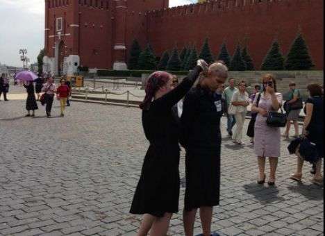 На Красной площади девушка в тюремной робе обрила голову (ФОТО)