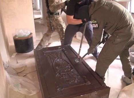 В гостях у Чернушенко: мебель за 200 тыс. и техника в упаковках (ВИДЕО)