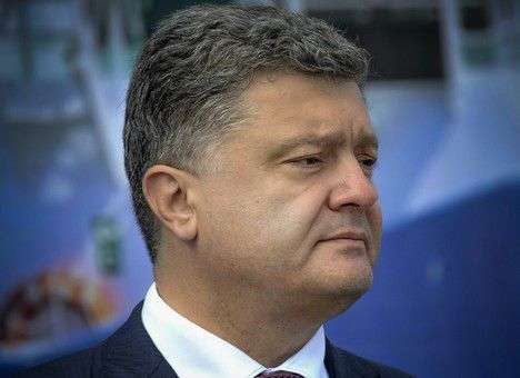 Порошенко в День Конституции вспомнил о революции и децентрализации