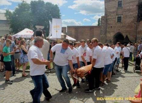 В Луцке съели 5-метровую колбасу (ФОТО)