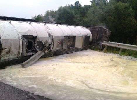 Грузовик с полными цистернами перевернулся на скорости (ФОТО)