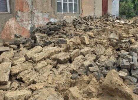 На Одесчине стены старого дома рухнули на людей, есть жертвы (ФОТО)