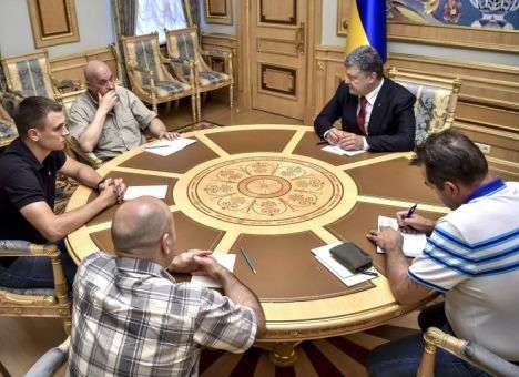 Порошенко с волонтерами готовят «наступление» в зоне АТО