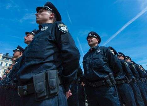 В Киеве полицейские на руках отнесли домой дедушку-инвалида