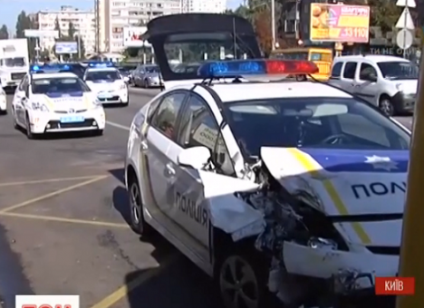 В Киеве в ДТП пострадала девушка-коп