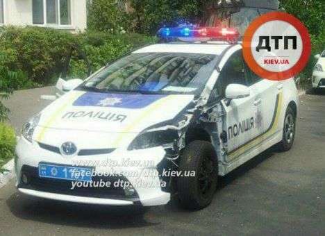 Патрульные, спеша на драку, разбили авто об дорожный знак (ФОТО, ВИДЕО)