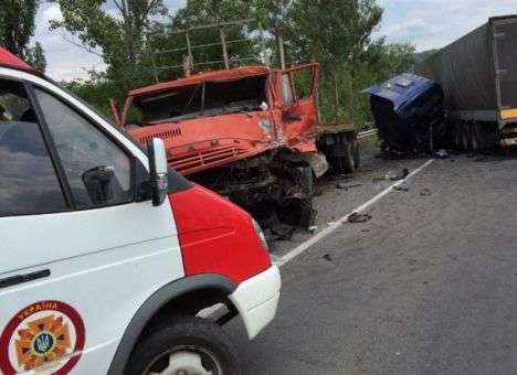 На дороге в Закарпатье грузовики попали в смертельное ДТП (ФОТО)