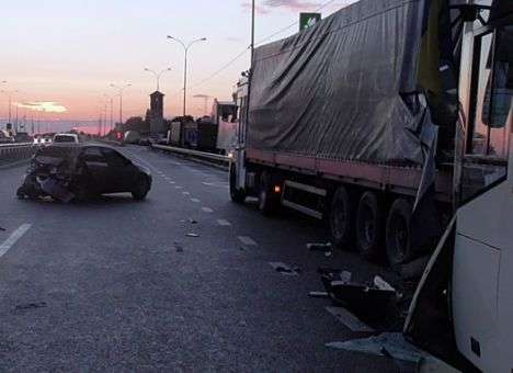 Опубликованы снимки с места ДТП, в котором погиб нацгвардеец (ФОТО)