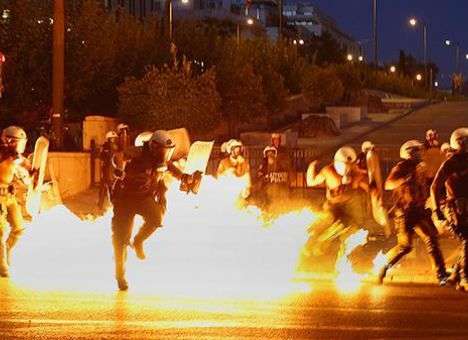 После решения парламента греки схватились за дубинки и «коктейли Молотова» (ФОТО)