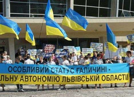 Во Львове потребовали автономии Галичины. Правый Сектор пытался помешать (ФОТО)
