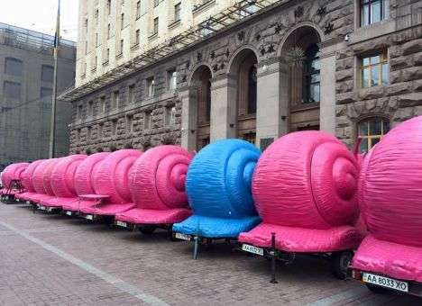 Под окна Кличко «сползаются» огромные розовые улитки (ФОТО)