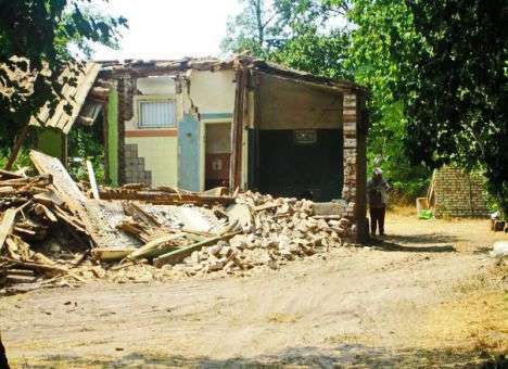 Ночью под Киевом сравняли с землей дом знаменитого поэта (ФОТО)