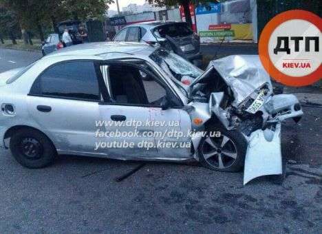 В Киеве иномарка врезалось в припаркованное авто с ребенком в салоне (ФОТО)