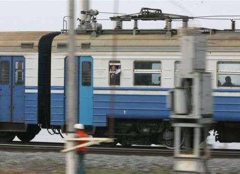 В Киеве на глазах у пассажиров с крыши электрички упал парень (ФОТО)