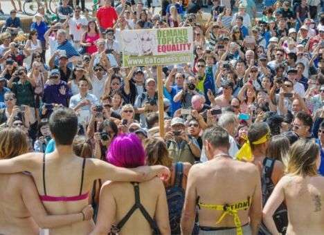 Канадские женщины вышли обнаженными на улицы