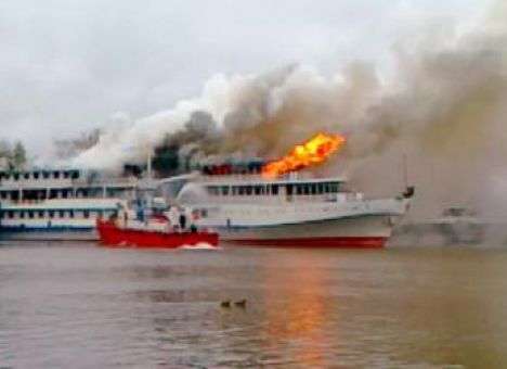 На Байкале горит теплоход с пассажирами