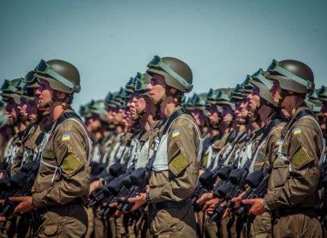 Дни под палящим солнцем: Как гвардейцы готовятся к параду (ФОТО, ВИДЕО)