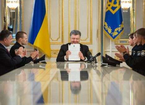Улыбка Президента: Порошенко подписал закон о полиции (ФОТО)