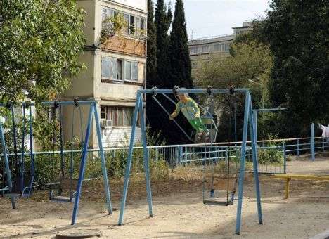В голове девочки, которую ранили на площадке, застряла пуля