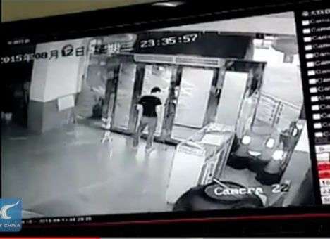 За секунду до гибели: Камера зафиксировала первых жертв страшного взрыва в Китае (ВИДЕО)